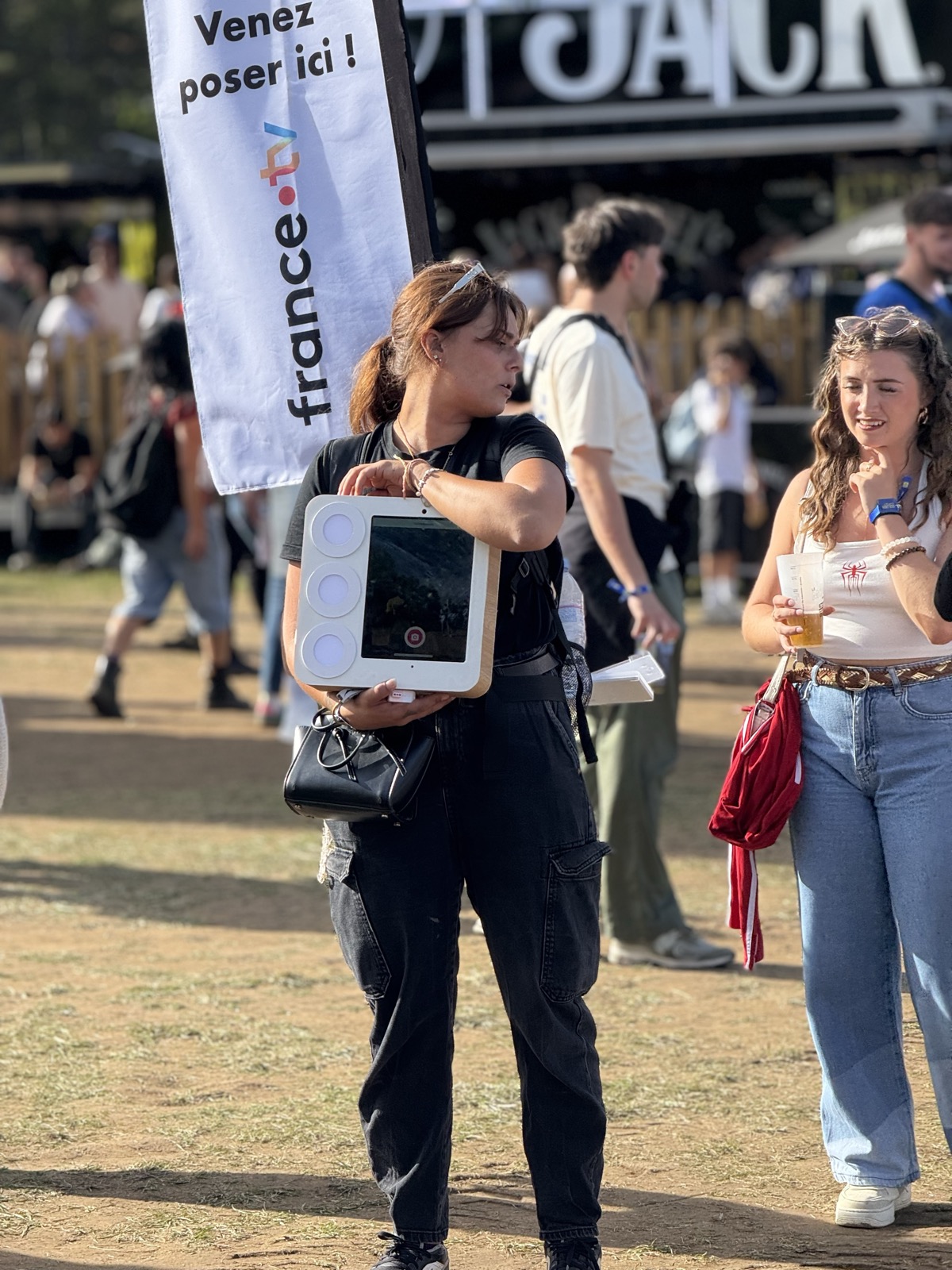 Animatrice avec le Badabooth portable lors d'un festival